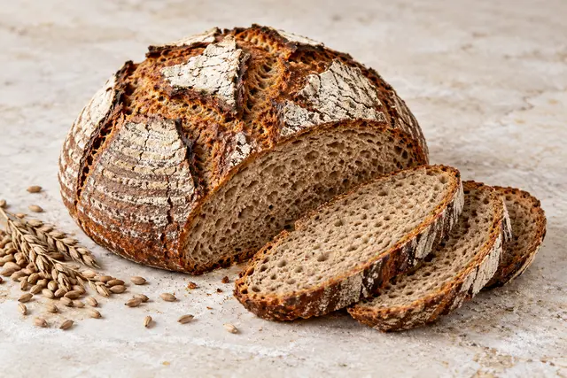 Aufgeschnittenes Roggensauerteigbrot mit kräftiger Kruste